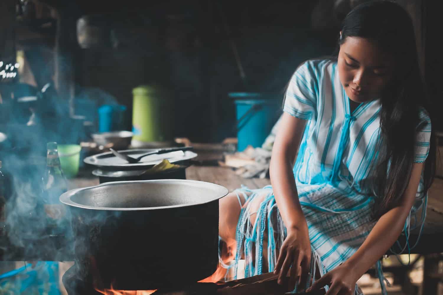 แอ๊ะถู่ กำลังทำอาหารจากวัตถุดิบที่เก็บหาจากป่านุชมชน / พนม ทะโน – imnvoices.com
