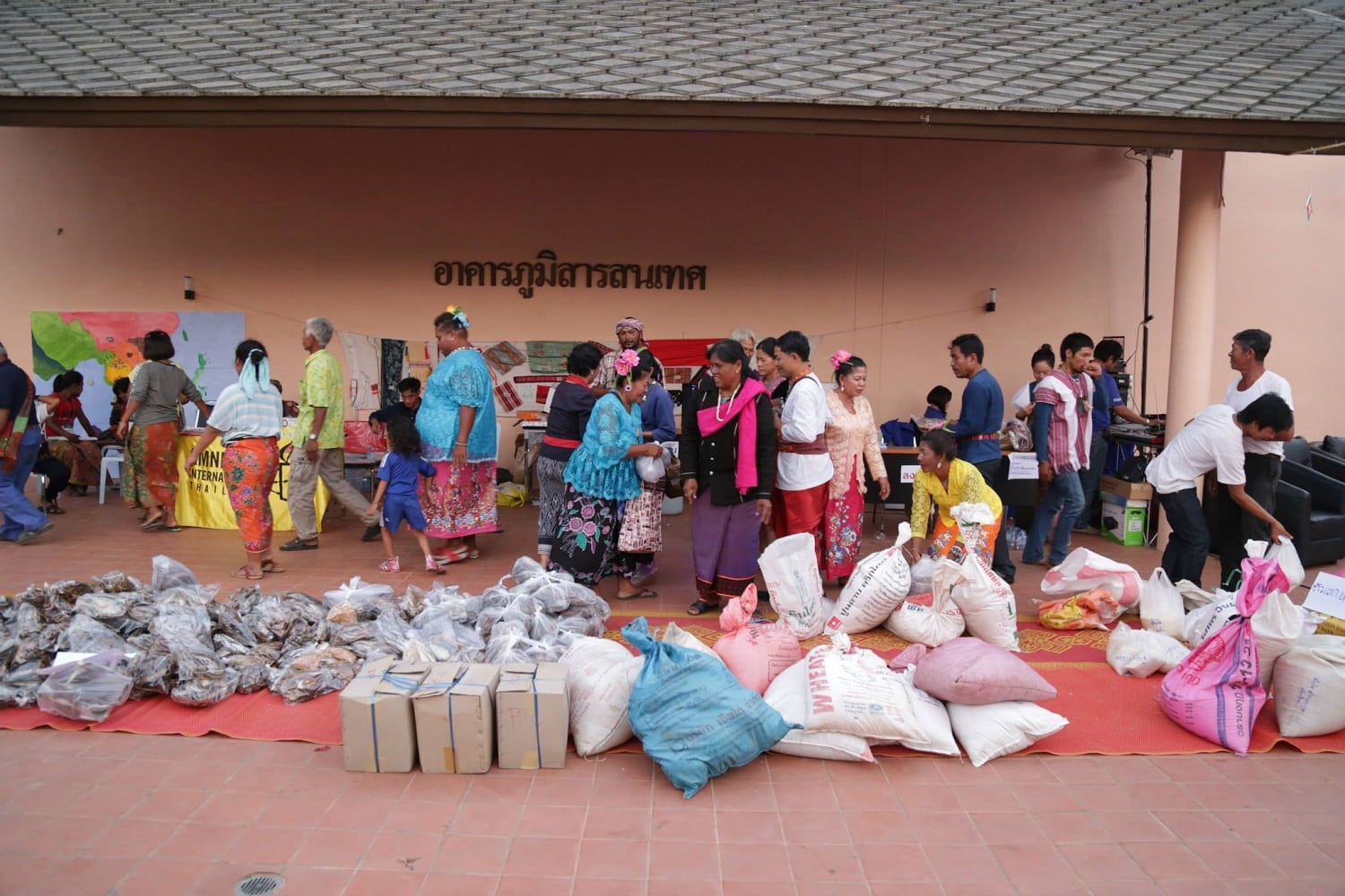 ภาพกิจกรรมข้าวแลกปลาครั้งแรกในงานมหกรรมชนเผ่าพื้นเมือง เมื่อวันที่ 28 พฤศจิกายน 2557 / ภาพถ่ายโดย อาฟู่ บะเชอะ – imnvoices.com