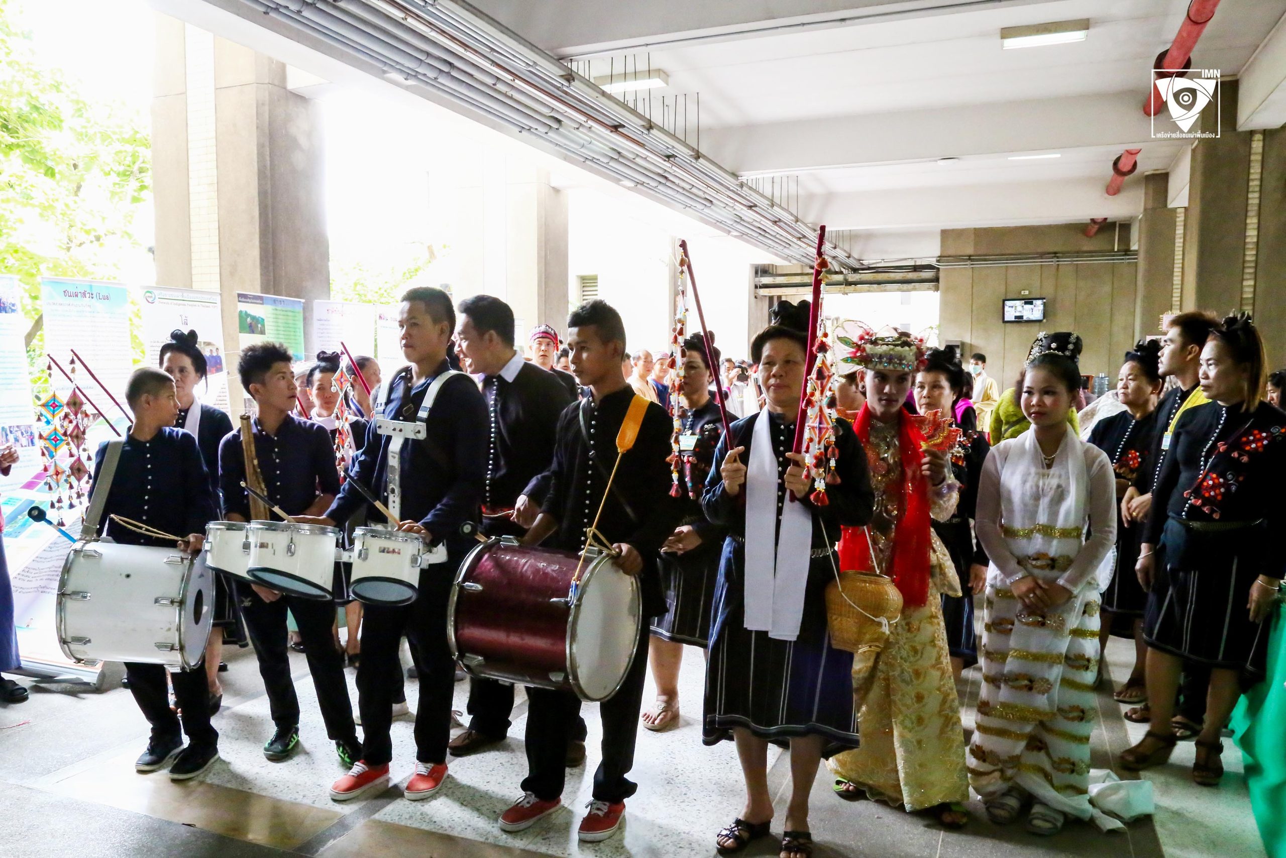 เยาวชนชนเผ่าไทดำกำลังใช้เครื่องดนตรีประยุกต์กับแคน เพื่อทำการแสดง ภาพ: IMN เครือข่ายสื่อชนเผ่าพื้นเมือง