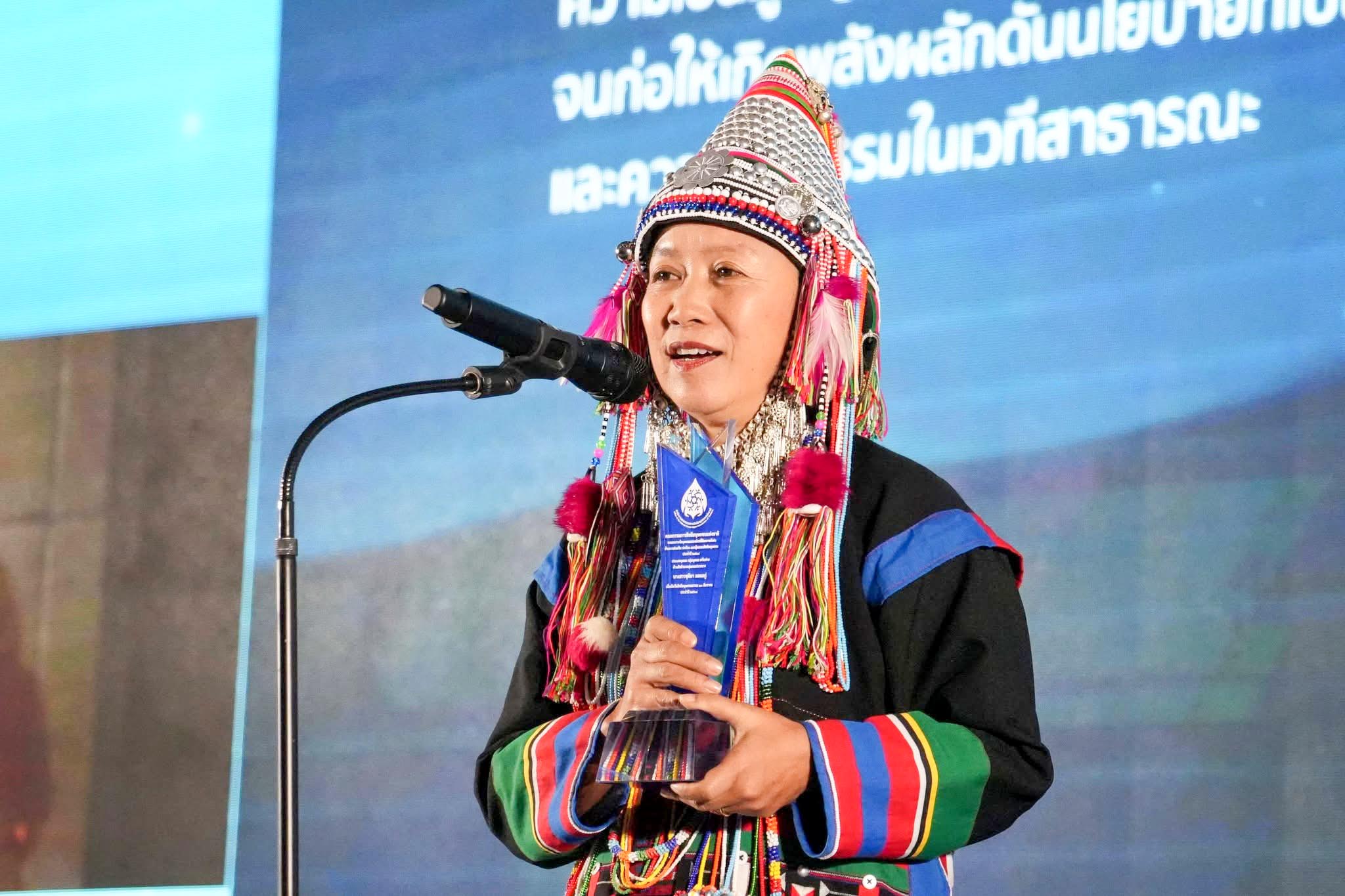 ชุติมา มอแลกู่ ขึ้นรับรางวัล ภาพ: กรรมการสิทธิมนุษยชนแห่งชาติ