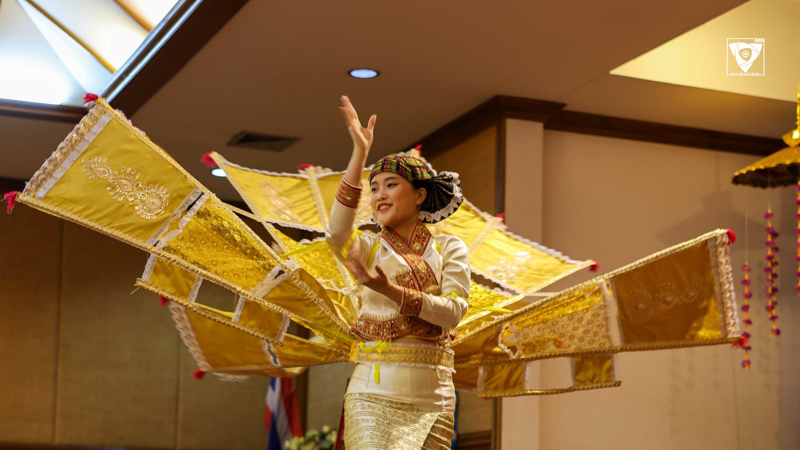 นวลโบ แสงคำ กำลังรำนกโต (การแสดงพื้นบ้านที่สืบทอดกันมาอย่างยาวนานของกลุ่มชาติพันธุ์ไทยใหญ่) ภาพ: Aafu (เครือข่ายสื่อชนเผ่าพื้นเมือง-IMN)