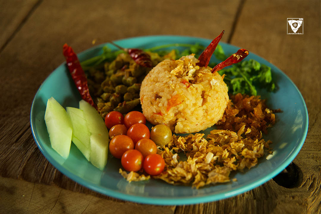 ข้าวส้ม (หรือข้าวนวดมะเขือเทศ) และ จิ๊นลุง (หรือเนื้อลุง) อาหารชาวไทใหญ่ จากบ้านต่อแพ ต.แม่เงา อ.ขุนยวม จ.แม่ฮ่องสอน